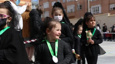 Los alumnos del Amor de Dios desfilan con la imagen de la Esperanza y el Nazareno de San Frontis