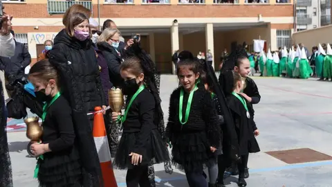 Los alumnos del Amor de Dios desfilan con la imagen de la Esperanza y el Nazareno de San Frontis