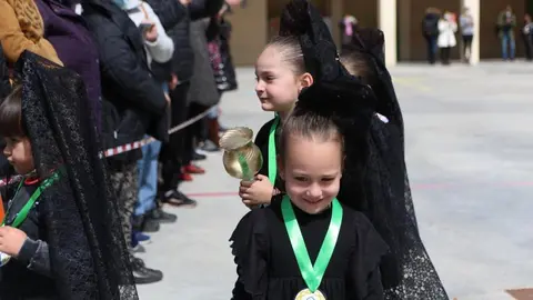 Los alumnos del Amor de Dios desfilan con la imagen de la Esperanza y el Nazareno de San Frontis