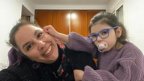 África junto a su madre María