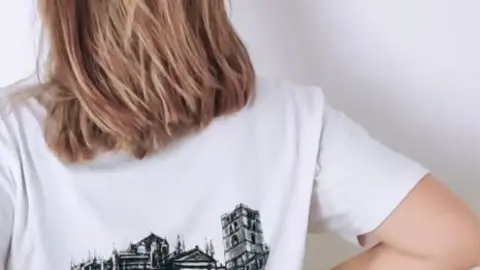 Paula y su camiseta