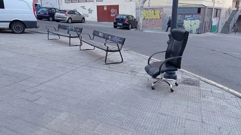 Silla al lado de bancos en la Cuesta de San Pablo