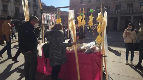 Puesto de venta de palmas en la plaza de la Constitución