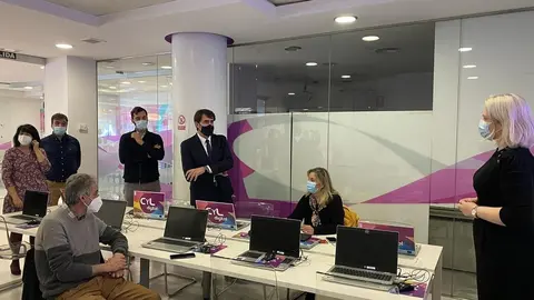 IMGEsta financiación permitirá ampliar el alcance del programa Castilla y León Digital (‘CyL Digital’), una iniciativa de la Consejería de Fomento y Medio Ambiente que tiene como objetivo la formación en competencias digitales de los ciudadanos de Castilla y León.
En primer lugar, se va a desarrollar el ‘Programa en competencias digitales para los ciudadanos de Castilla y León’. Esta actuación está financiada con 2,5 millones de euros por los fondos FEDER, a través de la ayuda financiera REACT, como parte de la respuesta de la Unión Europea a la pandemia de Covid-19.
Atención especial en zonas rurales, autónomos y micropymes
Con ello se pretende desarrollar un programa en competencias digitales básicas, medias y avanzadas para los ciudadanos, especialmente en zonas rurales y con atención especial a la formación de autónomos y micropymes para incentivar el teletrabajo y la digitalización de sus negocios.
El proyecto incluye, asimismo, la implementación de programas formativos, el desarrollo de la plataforma software de certificación de competencias de Castilla y León ( www.tucerticyl.es ), la mejora de la conectividad en los centros formativos y la creación de centros de competencias digitales en el medio rural, en colaboración con ayuntamientos y diputaciones.
Para la creación de centros de competencias digitales en el medio rural se espera dotar con equipos informáticos a aulas dependientes de ayuntamientos, desde donde se pueda formar y asesorar a los ciudadanos en competencias digitales, y facilitar el acceso a servicios digitales como la administración electrónica, la banca online, la compra y la comunicación a través de Internet.
Fondos europeos para garantizar la formación a 35.000 ciudadanos
Este programa será complementario a la financiación proveniente del Mecanismo europeo de Recuperación y Resiliencia, en el marco de la Componente 19 del Plan de Recuperación, Transformación y Resiliencia (C19.I1 'Competencias digitales transversales'), que persigue garantizar la formación en competencias digitales básicas de la ciudadanía, poniendo énfasis en colectivos en riesgo de exclusión digital, como son las personas mayores, personas con bajos niveles de renta, de zonas no urbanas o con bajo nivel educativo.
A la comunidad autónoma de Castilla y León le ha correspondido un presupuesto de 7.384.840 euros de estos fondos europeos, con el objetivo de formar en competencias digitales a 35.166 ciudadanos con un mínimo de 10 ECTS (250 horas) por persona, antes de finalizar 2025.
9 Espacios CyL Digital en las capitales de provincia y 71 centros asociados en zonas rurales
Estas inversiones permitirán ampliar el alcance del Programa ‘CyL Digital’, que se inició en 2009, y que en 2022 cuenta con un presupuesto de cerca de 500.000 euros. ‘CyL Digital’ dispone de 9 centros de formación en las capitales de provincia (los Espacios CyL Digital), y con 71 centros asociados en las zonas rurales, donde los ciudadanos pueden recibir formación y asesoramiento tecnológicos de forma continuada.
CyL Digital cuenta, además, con una completa oferta formativa a través de la modalidad de teleformación, disponible a través de la plataforma www.cyldigital.es .
En la actualidad hay 92.366 usuarios presenciales registrados en los Espacios CyL Digital (15.658 en el Espacio CyL Digital de León), y 35.425 usuarios de teleformación.
Hasta el momento se han impartido 14.140 actividades formativas presenciales (2.487 en el Espacio CyL Digital de León) y 2.151 actividades formativas online.
En los Espacios CyL Digital también se ofrece a los ciudadanos el servicio de certificación de competencias digitales, tuCertiCyL ( www.tucerticyl.es ), mediante el cual los ciudadanos pueden acreditar oficialmente sus conocimientos y habilidades tecnológicas a través de un examen realizado por medios informáticos.
Nueva actividad en el Espacio CyL Digital de León
El consejero de Fomento y Medio Ambiente en funciones, Juan Carlos Suárez-Quiñones, ha hecho esta mañana este anuncio durante una visita al Espacio Castilla y León (CyL Digital) de León, uno de los nueve centros de competencias digitales que gestiona la Junta de Castilla y León, donde hoy ha comenzado una nueva actividad formativa, 'Creatividad fotográfica con el móvil orientada a la promoción del producto'.
Visita Espacio CyL Digital de León