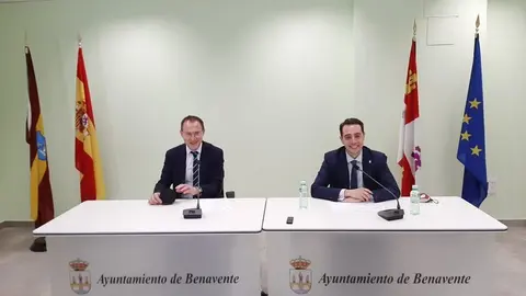 El subdelegado del Gobierno junto al alcalde de Benavente en la Junta Local de Seguridad