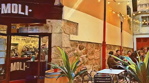Terraza en uno de los bares de la calle Herreros