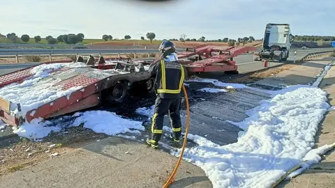 Un bombero sofoca las llamas de un camión