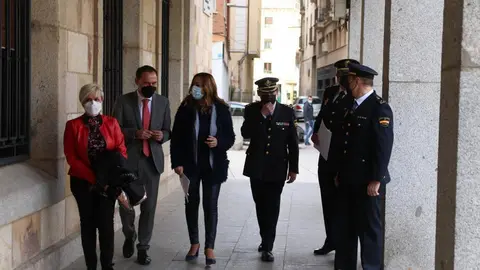 La delegada del Gobierno en Castilla y León,
Virginia Barcones, acompañada por el subdelegado del Gobierno en Zamora, Ángel Blanco y agentes de la Policía Nacional