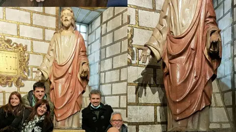 Colocación de la nueva peana en la imagen titular de Jesús de Luz y Vida