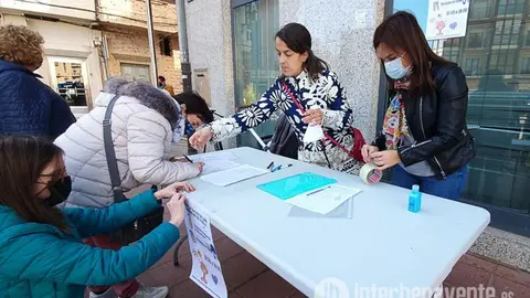 Madres en la mesa informativa para pedir firmas por la falta de pediatras en Benavente. Foto Interbenavente