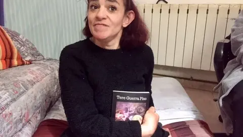 Tere Guerra Pino con su último libro "Al amor de la lumbre"