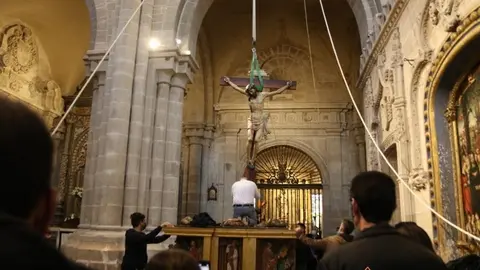 "Vuelo" del Cristo de la Misericordia en la catedral. Fotos Marcos Vicente