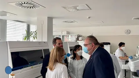 El consejero de Sanidad durante su visita a Benavente