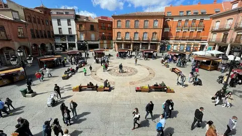 Vista de la feria en la Plaza Mayor de Benavente