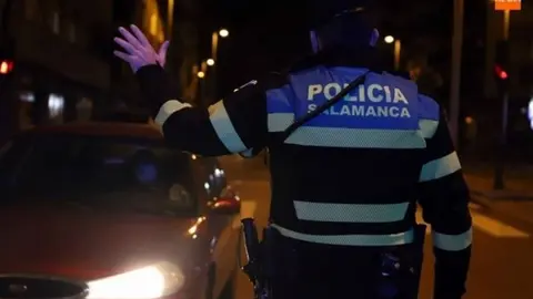Imagen de archivo de un policía local en Salamanca. Foto SalamancaAldia