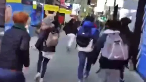 Personas huyendo tras la explosión en Times Square