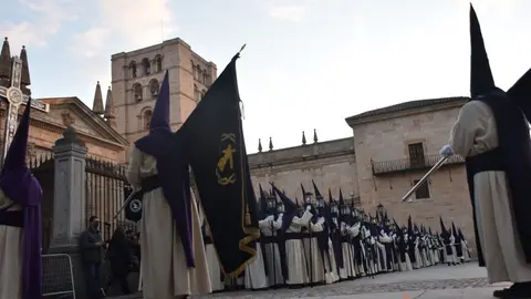 La Cofradía del Vía Crucis a la salida de la Catedral. Foto Aroa Colmenero