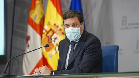 El consejero de Economía y Hacienda y portavoz en funciones, Carlos Fdez. Carriedo, comparece en rueda de prensa posterior al Consejo de Gobierno