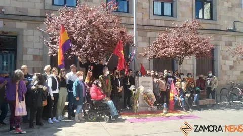 Concentración en torno al monolito en homenaje a los represaliados