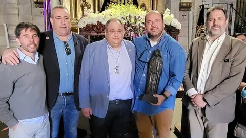 Momento de la entrega de la escultura de La Soledad en la iglesia de San Juan
