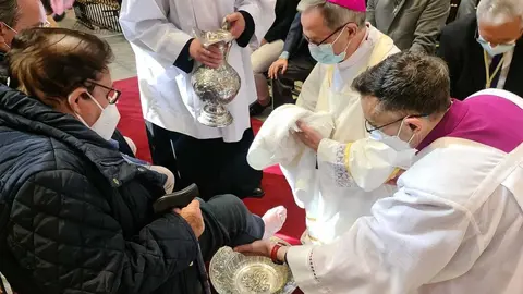 Obispo emula la Última Cena