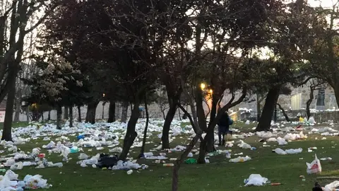Restos de basura en San Martín tras el botellón. Fotos Marcos Vicente