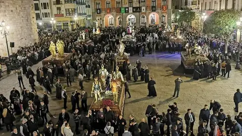 Cofradía de Jesús Nazareno a su salida de la Plaza Mayor