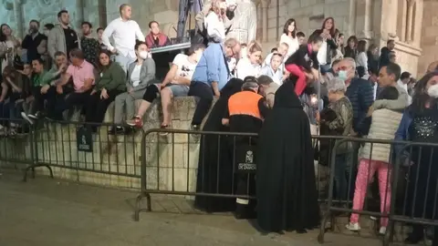 Protección Civil auxilia a una mujer  en plena procesión de la Soledad