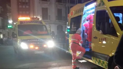 Ambulancias accediendo a la Plaza Mayor en medio de la procesi&oacute;n de la Soledad