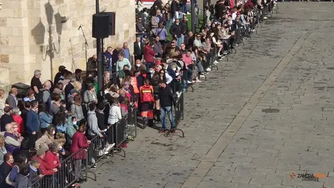 Auxilio indisposición entre el público asistente a la procesión de la Resurrección en la Plaza Mayor de Zamora