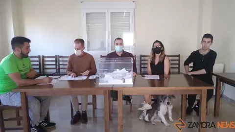 El alcalde junto al resto de los miembros de la mesa de la consulta con la urna donde se depositaron los votos