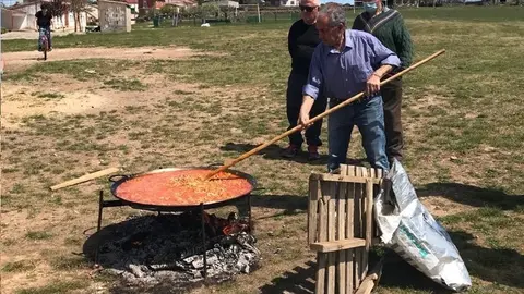 Varios vecinos de Videmala preparan el arroz a la zamorana. Fotografía: CEDIDA