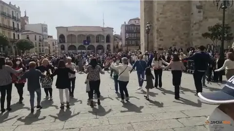 Zamoranos bailan al ritmo de la jota en la Plaza Mayor en este Domingo de Resurrección