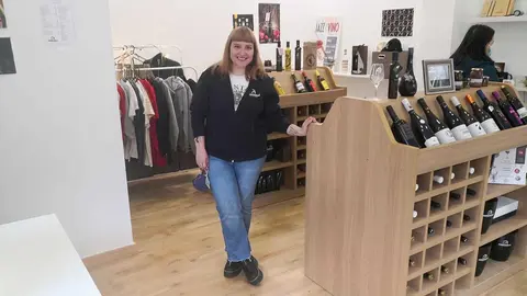 Almudena Navarro junto al nuevo establecimiento en Fermoselle