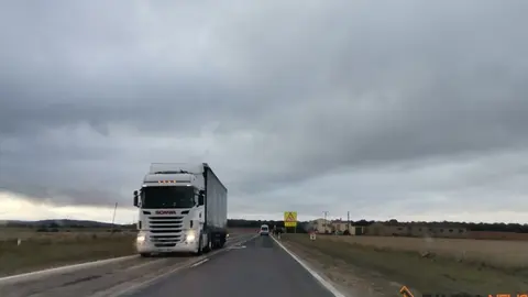 Un camión circula por la Nacional 631. Imagen archivo