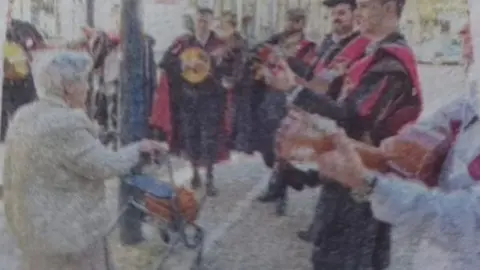 La tuna con la emigrantes española. Foto Instagram