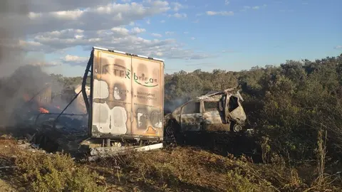 Los dos vehículos implicados en el accidente ardiendo