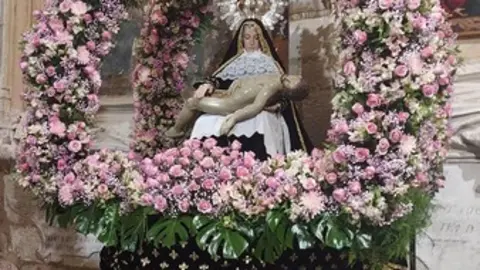 Adorno floral donado por la familia de María García a la Cofradía