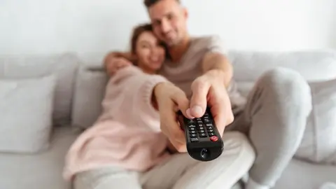 Pareja viendo la televisión imagen de archivo