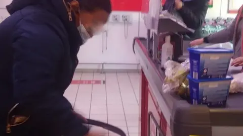 Clientas de un supermercado con mascarilla