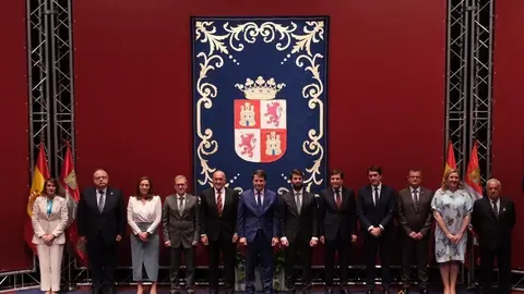 Foto de familia de Mañueco con los consejeros tras al toma de posesión