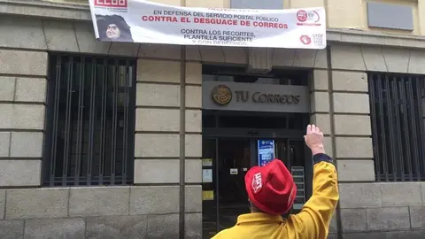 CC OO y UGT se encierran en Correos