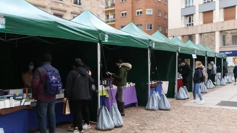 Feria del Libro en la Plaza de la Constitución de Zamora. Foto Marcos Vicente