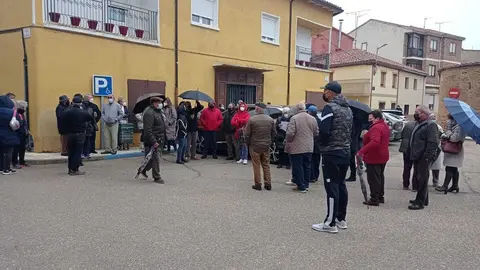 Momentos previos a la concentración junto a la Casa del Reloj en Tábara. Fotografía: CEDIDA