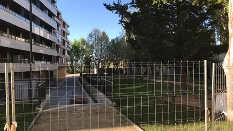 La zona de acceso a los jardines de Eduardo Barrón, vallada