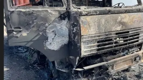 Vehículo calcinado tras una ofensiva en Ucrania
