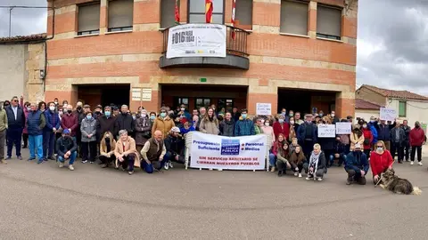 Concentración en defensa de la sanidad en Villanueva de Campeán