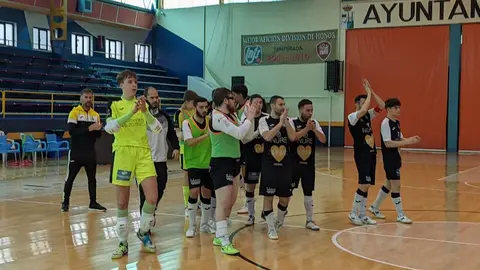 Los jugadores aplauden a la grada al finaliza el encuentro