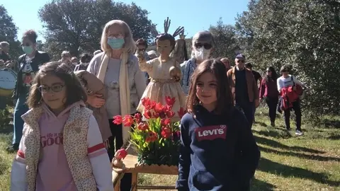 Los niños de Granja de Moreruela portan la Niño de la Bola