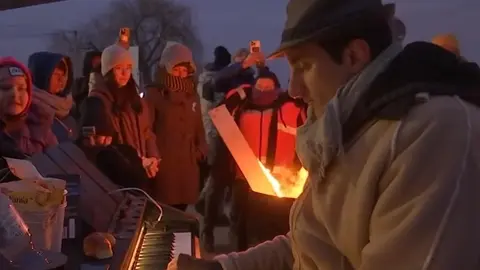 Davide Martello junto a su piano improvisado